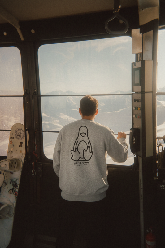 Chico de espaldas con la sudadera SNOC Life is Good en el telecabina
