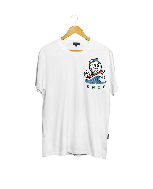 Camiseta de golf Play the Coast SNOC blanca, vista frontal, fondo transparente