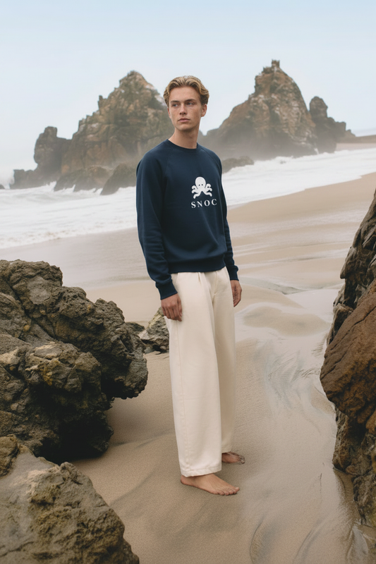 Modelo con cara nueva y la sudadera SNOC del pulpo en la playa