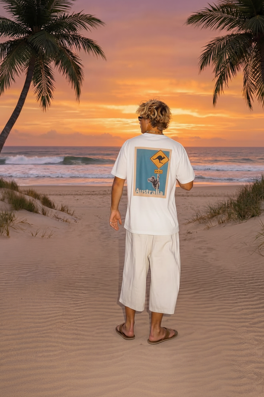 Modelo de espaldas con la camiseta SNOC Australia al atardecer