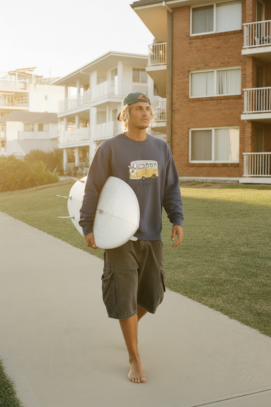 Modelo surfero con la sudadera SNOC de la furgoneta, nuevo ángulo