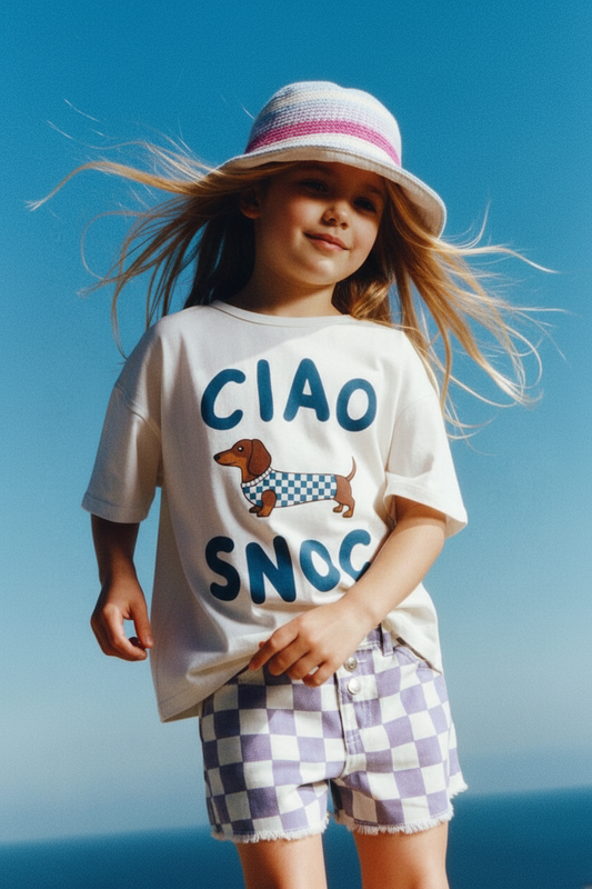 Niña con camiseta CIAO SNOC