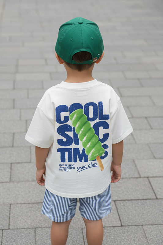 Niño de espaldas con la camiseta SNOC Cool Snoc Times