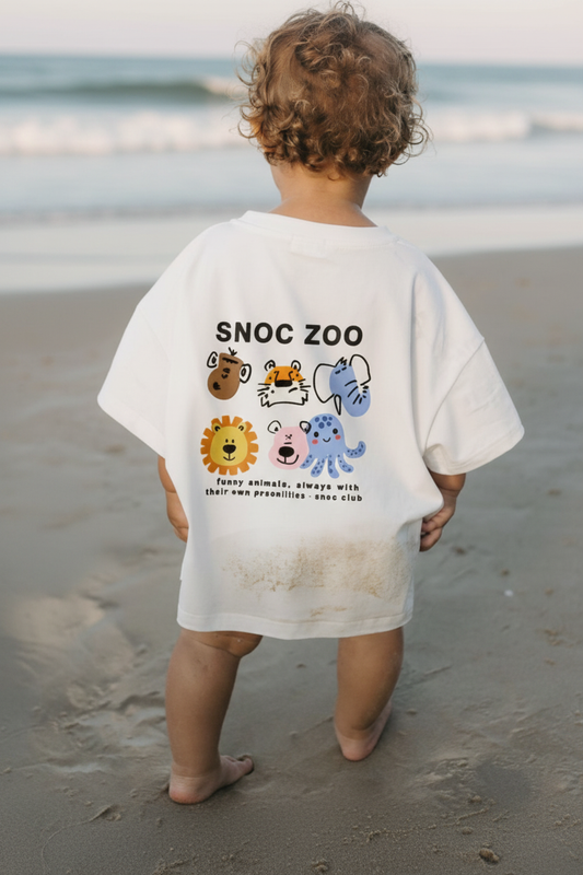 Niño en la playa con la camiseta SNOC Zoo