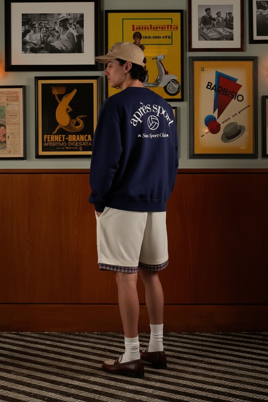 Chico de espaldas en el bar vintage con la sudadera azul marino Après Sport