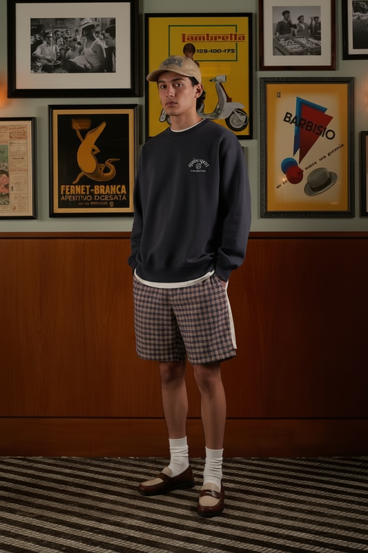Chico de frente en el bar vintage con la sudadera gris Après Sport