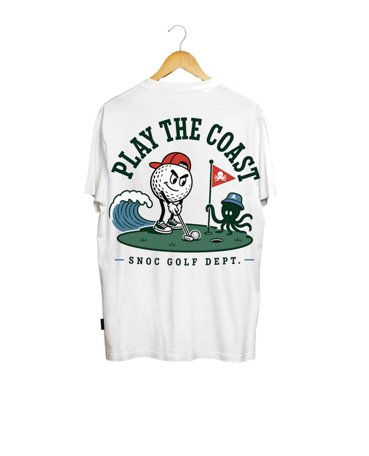 Camiseta de golf Play the Coast SNOC blanca, vista trasera, fondo transparente