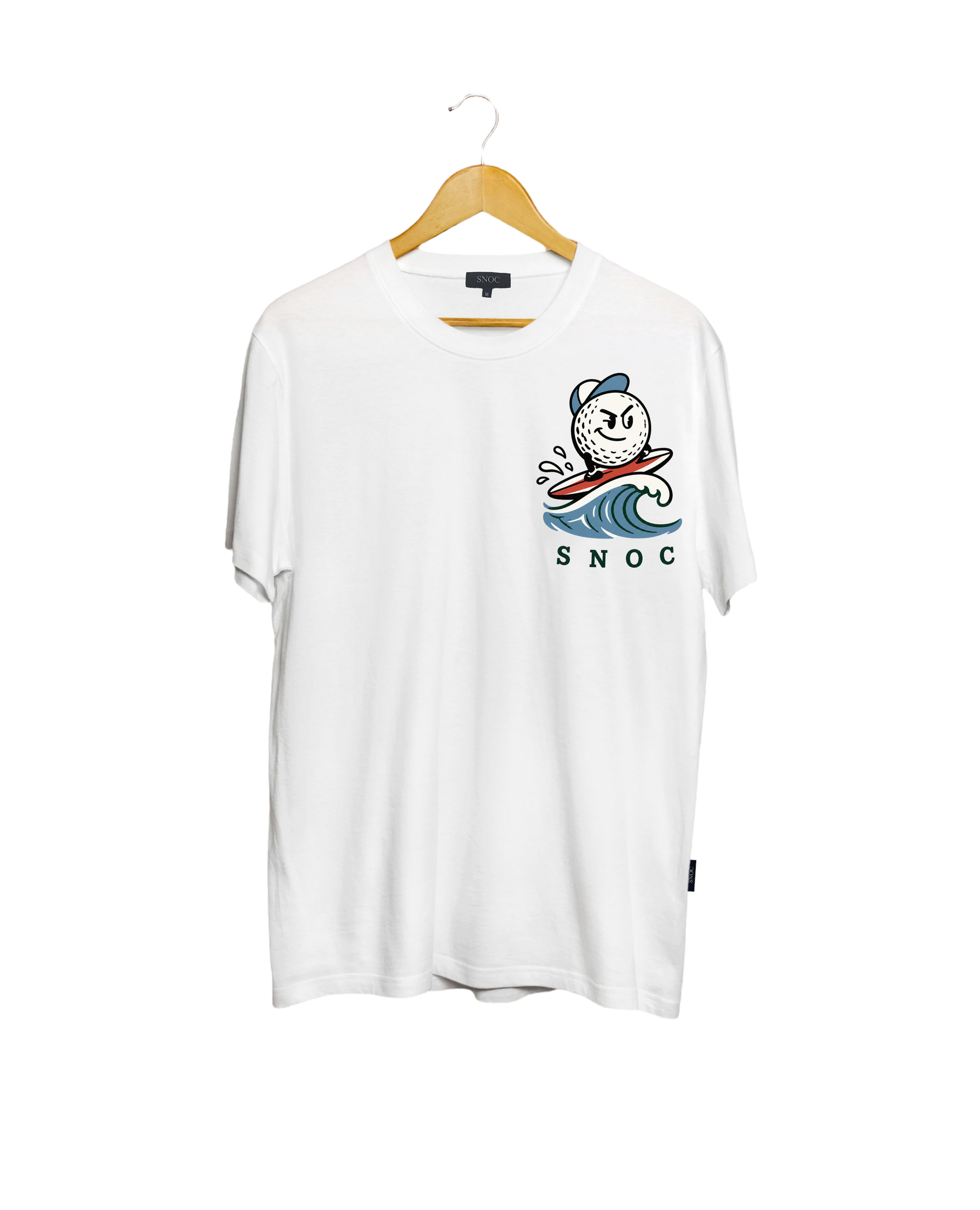 Camiseta de golf Play the Coast SNOC blanca, vista frontal, fondo transparente