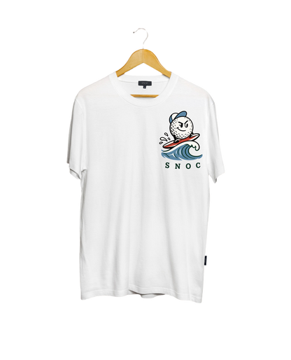 Camiseta de golf Play the Coast SNOC blanca, vista frontal, fondo transparente