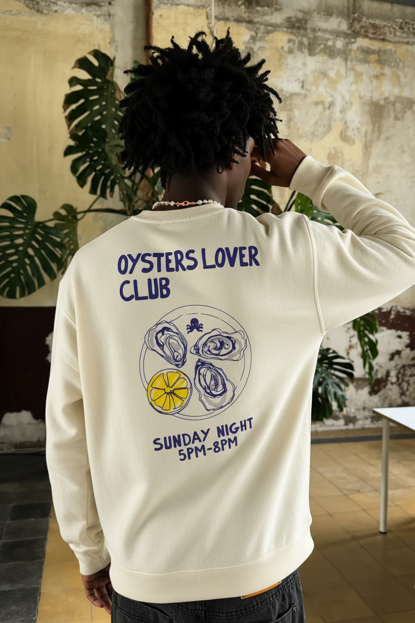 Mismo modelo de espaldas, plano cercano, sudadera crema Oysters Lover Club