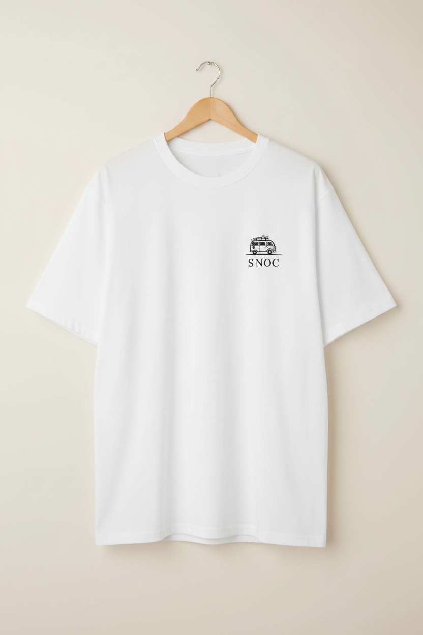 Mockup delantero camiseta SNOC furgoneta blanca