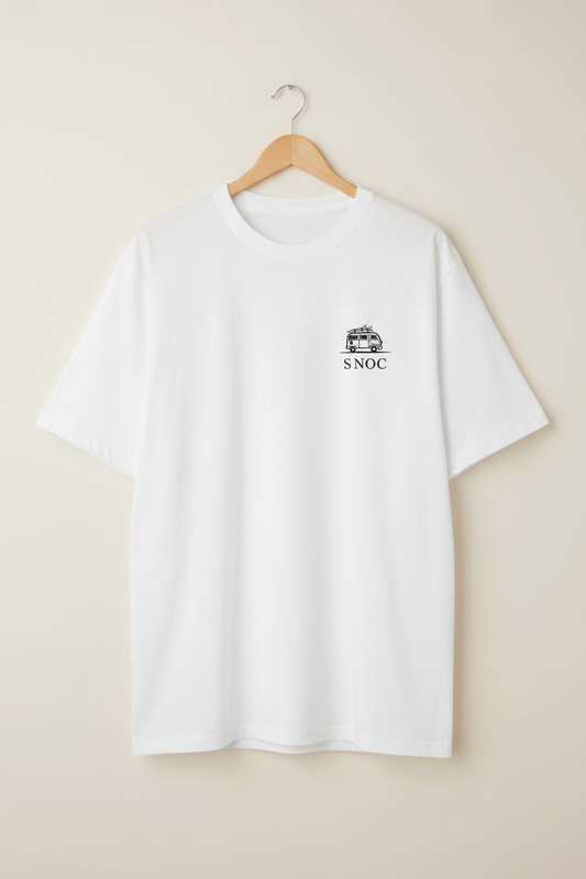 Mockup delantero camiseta SNOC furgoneta blanca