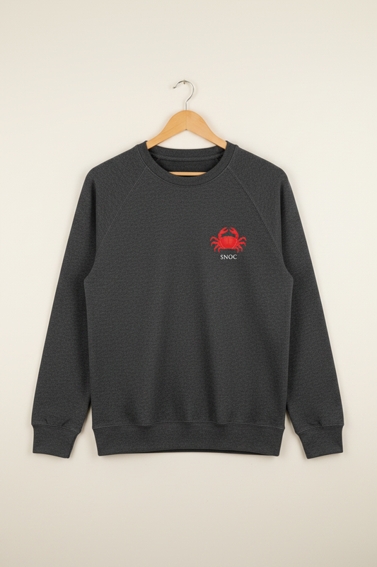 Mockup delantero sudadera SNOC cangrejo pequeño en el pecho