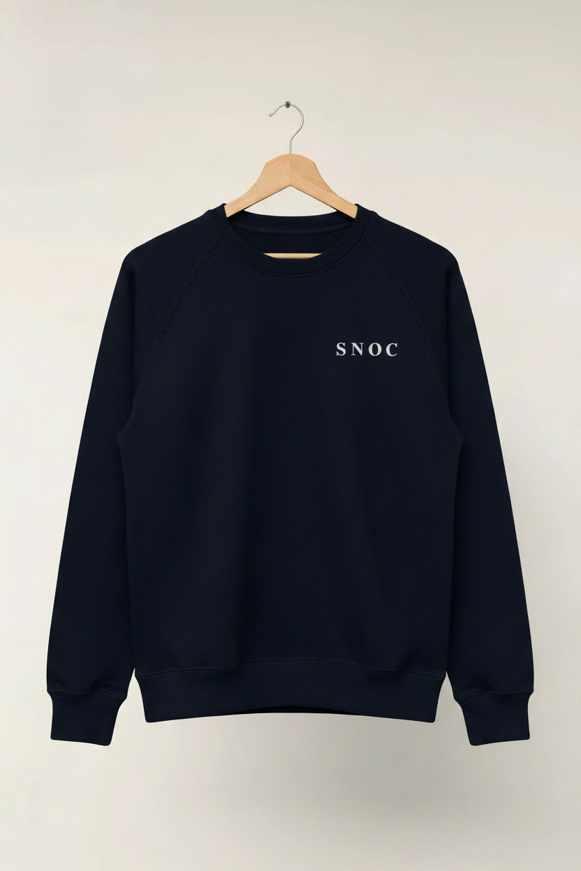 Mockup delantero sudadera SNOC faro con SNOC en el pecho