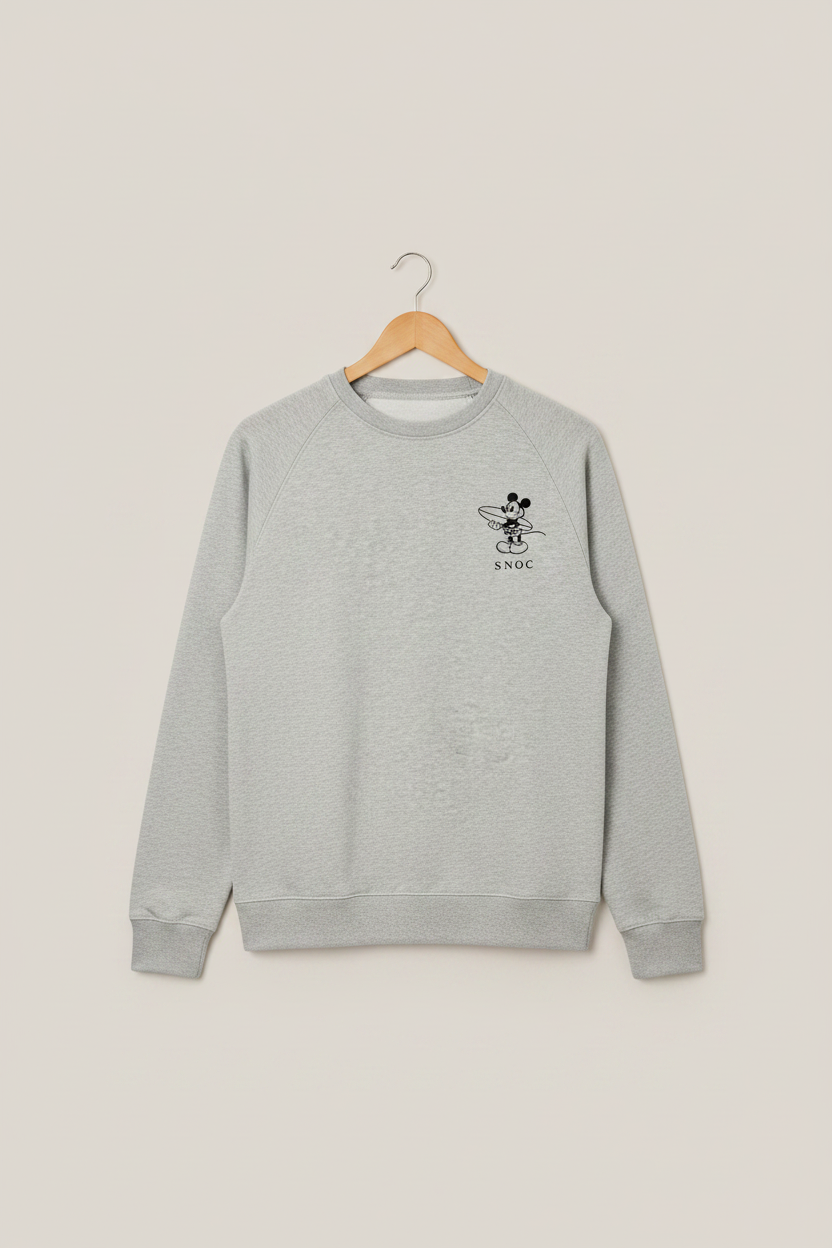 Mockup delantero sudadera SNOC ratón surfista gris