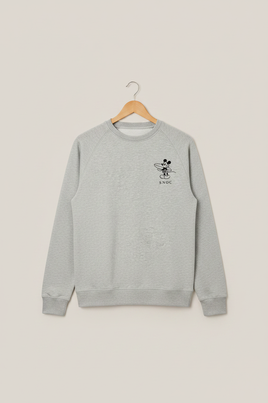 Mockup delantero sudadera SNOC ratón surfista gris