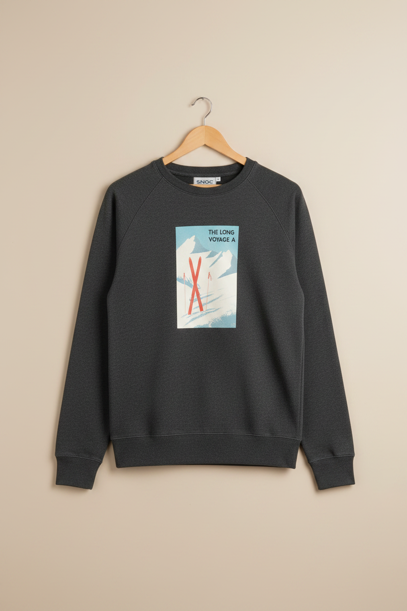 Mockup delantero sudadera SNOC The Long Voyage gris oscuro