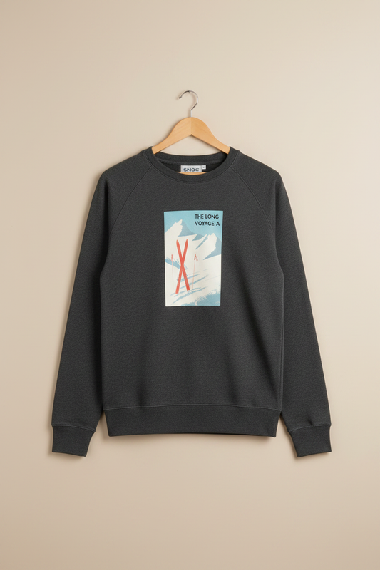 Mockup delantero sudadera SNOC The Long Voyage gris oscuro