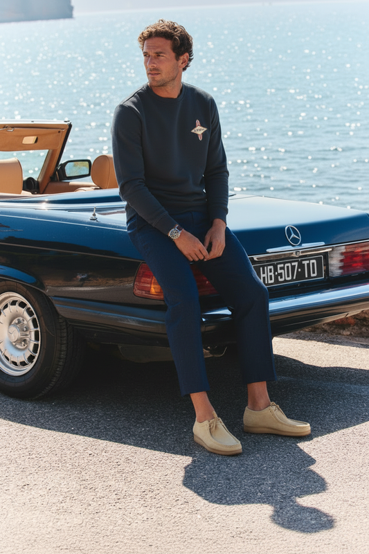 Modelo con cara nueva y la sudadera SNOC logo rombo junto al Mercedes