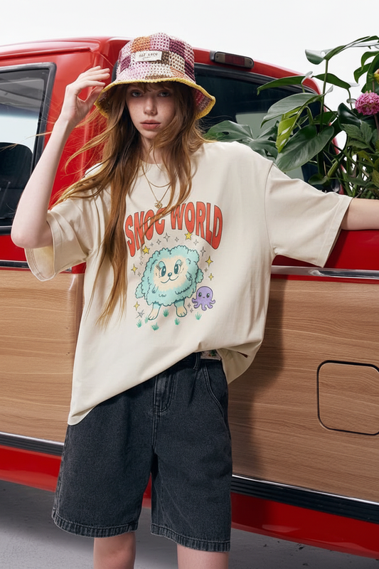 Modelo con el coche vintage y la camiseta SNOC World