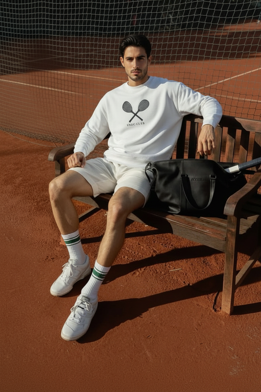 Modelo con la sudadera blanca SNOC Club en la pista de tenis