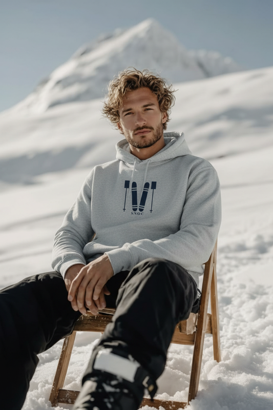 Modelo con la sudadera con capucha SNOC de esquís en la montaña nevada