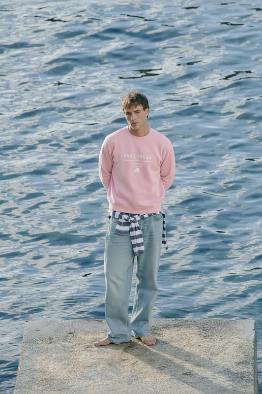 Modelo con la sudadera rosa SNOC Squad en el muelle