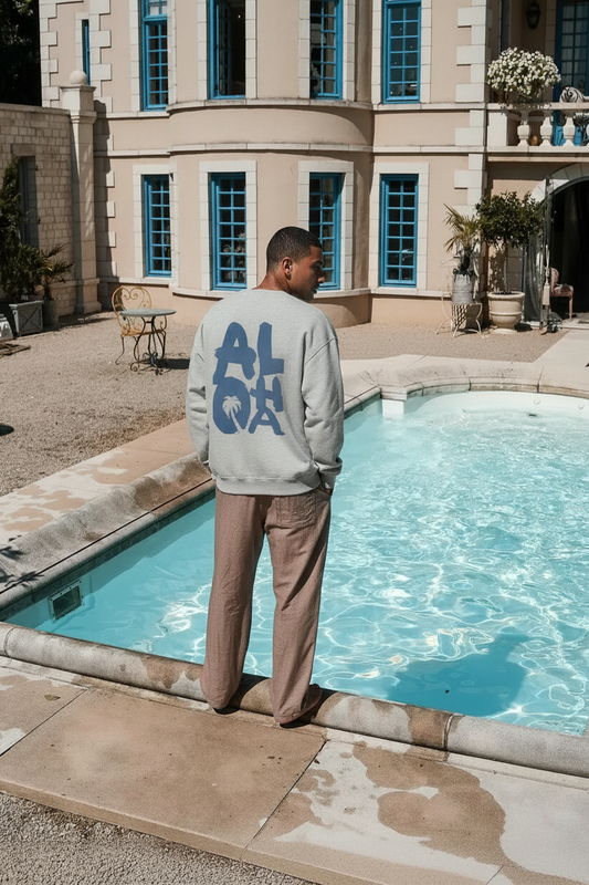 Modelo con la sudadera SNOC Aloha junto a la piscina, nueva postura