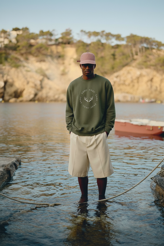Modelo con la sudadera SNOC de la cornamenta en la cala