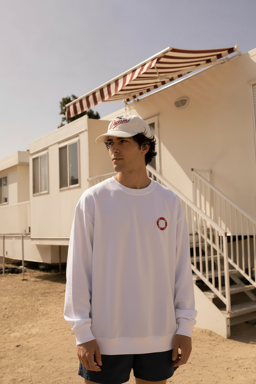 Modelo con la sudadera SNOC del salvavidas, nuevo ángulo
