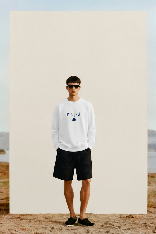 Modelo con la sudadera SNOC Papá en la playa