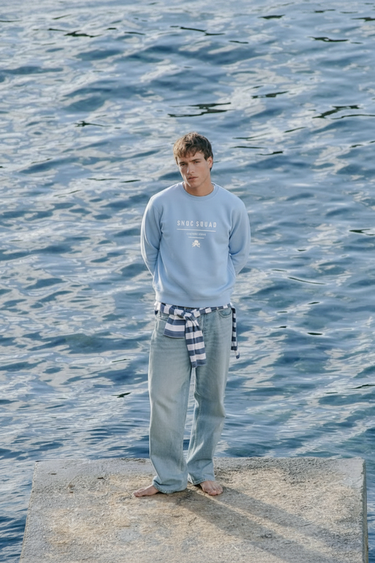 Modelo con la sudadera SNOC Squad en el muelle, nuevo intento