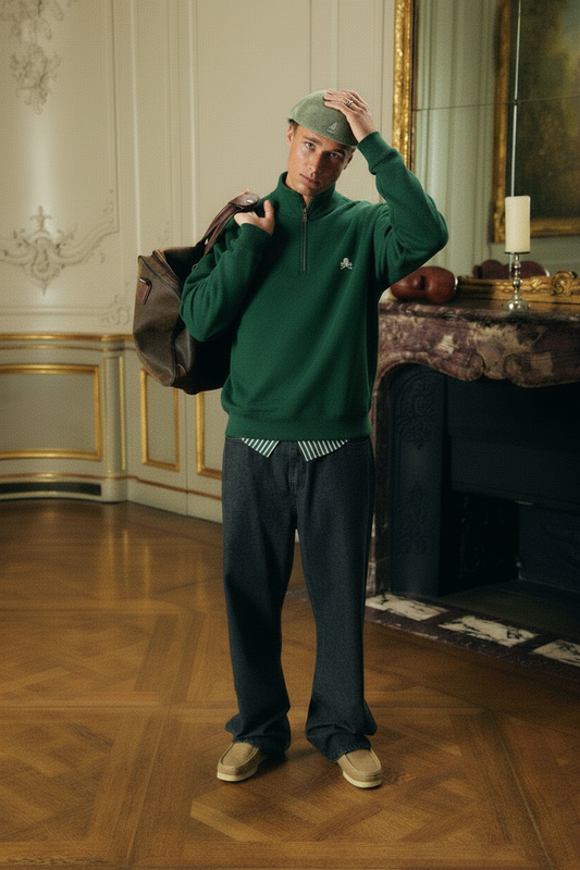 Modelo con la sudadera verde SNOC media cremallera, sin camisa debajo