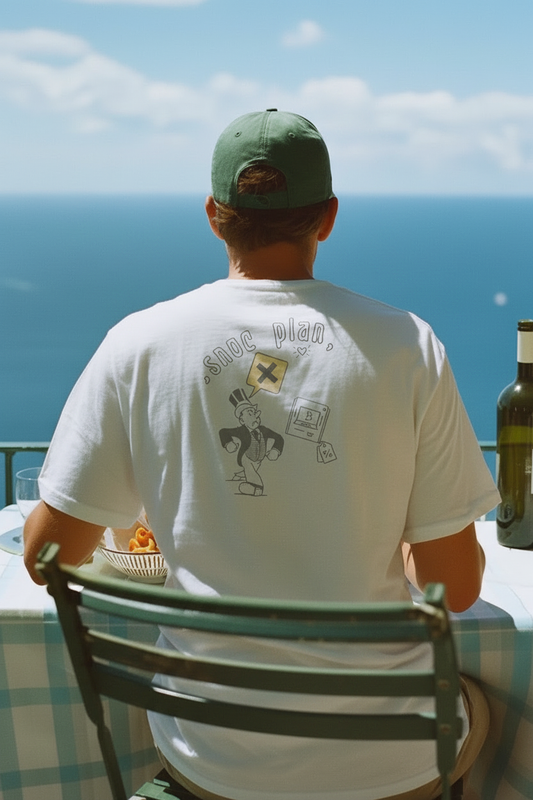 Modelo de espaldas con la camiseta SNOC plan más grande en la terraza