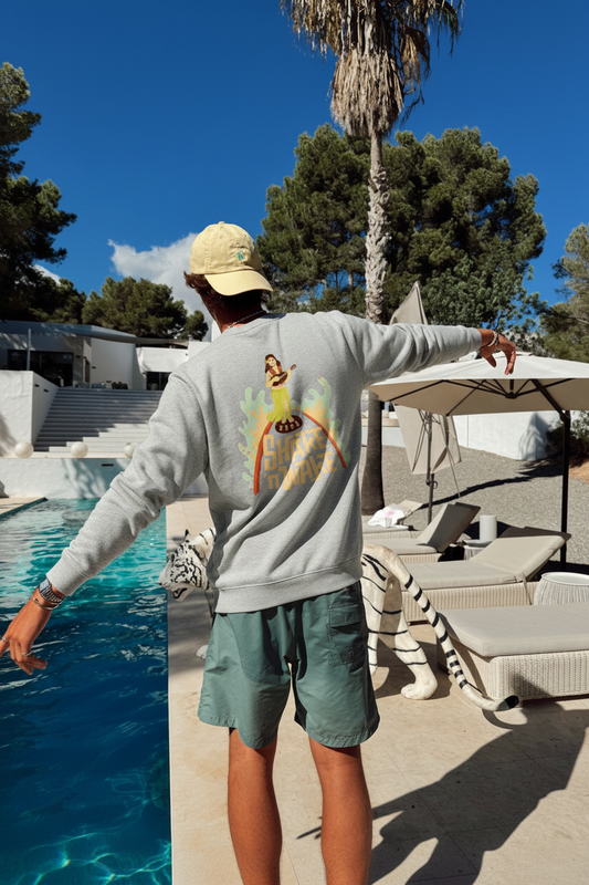 Modelo de espaldas con la sudadera SNOC Shake n Wake junto a la piscina