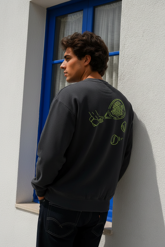 Modelo de espaldas con la sudadera y el diseño de tenis
