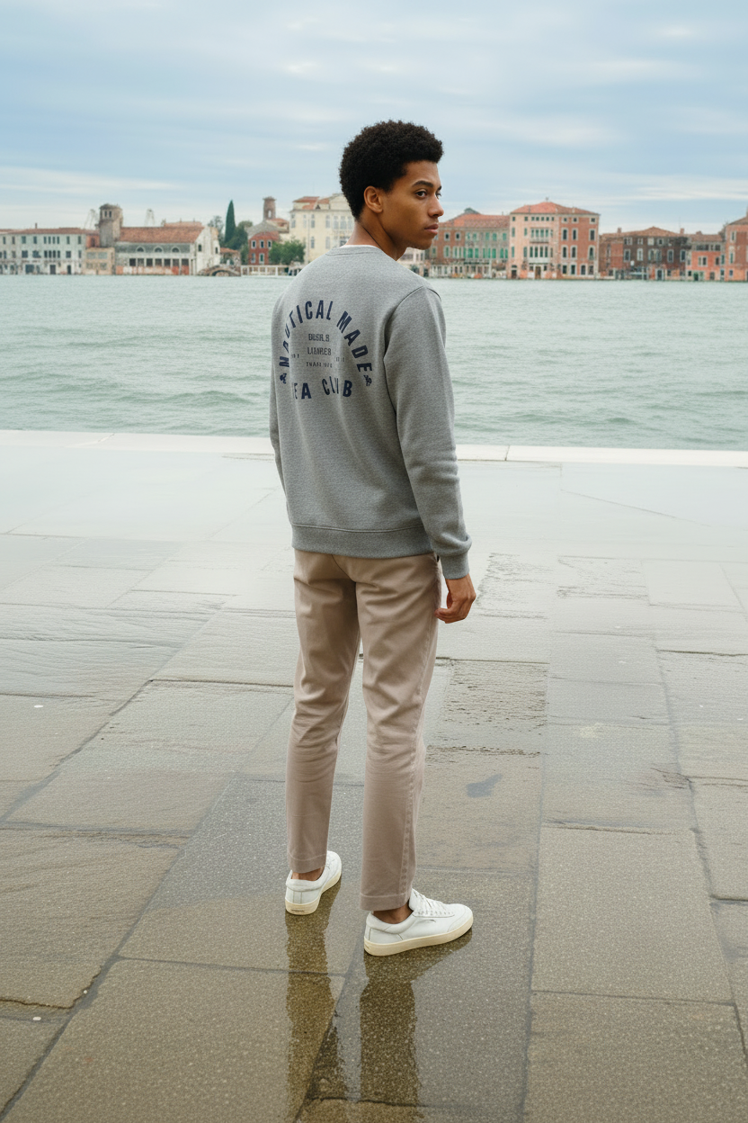 Modelo de espaldas en Venecia con la sudadera gris Nautical Made Sea Club