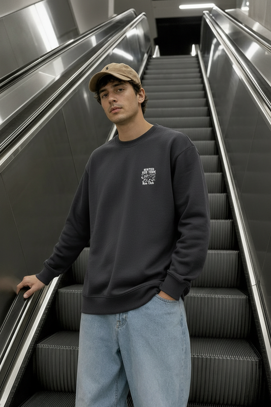 Modelo en las escaleras con la sudadera gris oscuro Minted New York Run Club