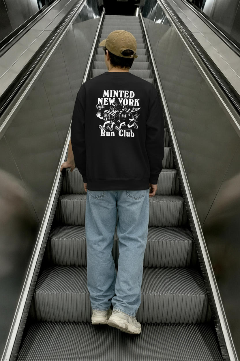 Modelo en las escaleras con la sudadera negra Minted New York Run Club