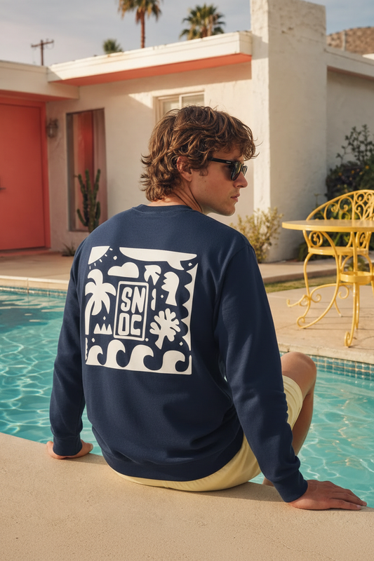 Modelo junto a la piscina con la sudadera azul marino SNOC
