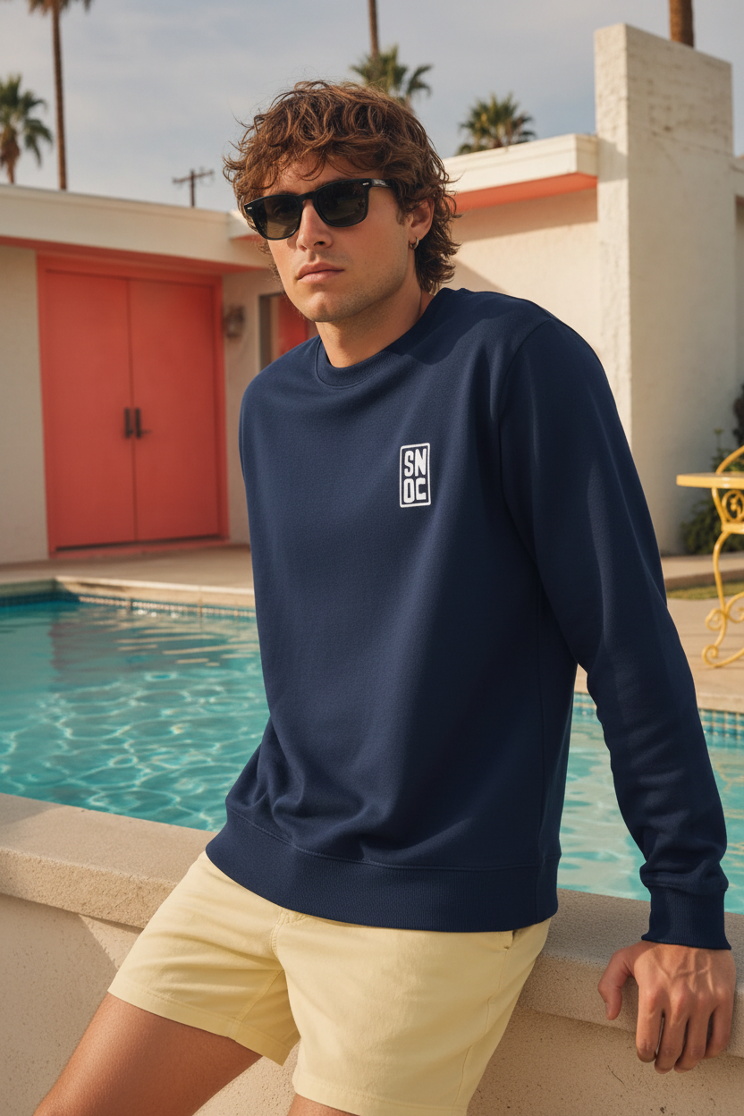 Modelo junto a la piscina, vista frontal, sudadera azul marino SNOC