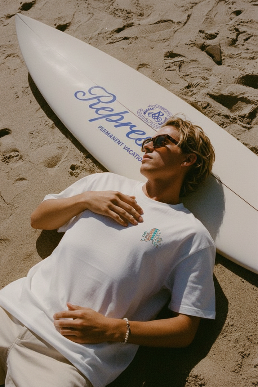 Modelo rubio con la camiseta SNOC del pulpo tribal en la playa