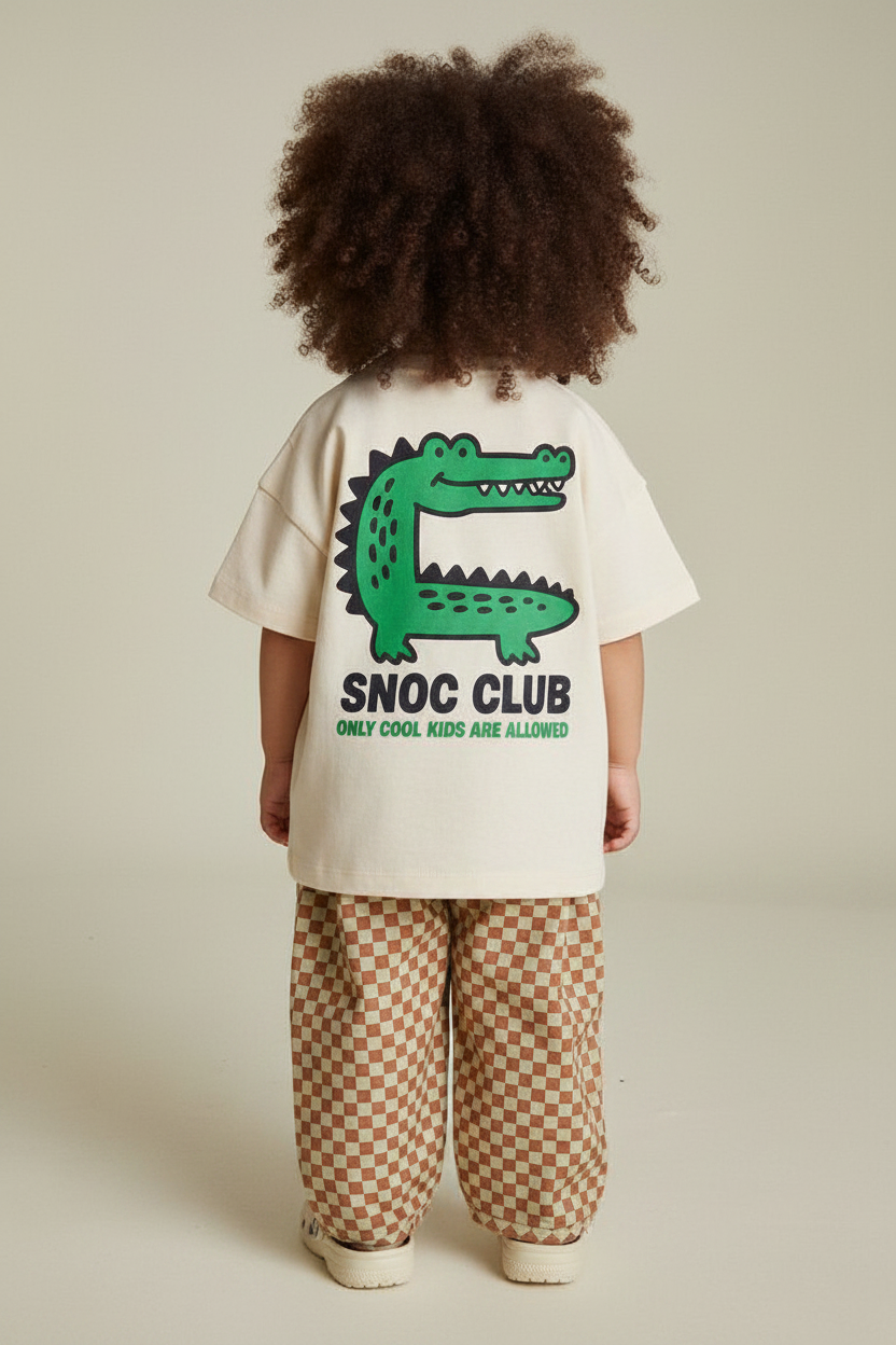 Niño de espaldas con camiseta SNOC Club cocodrilo