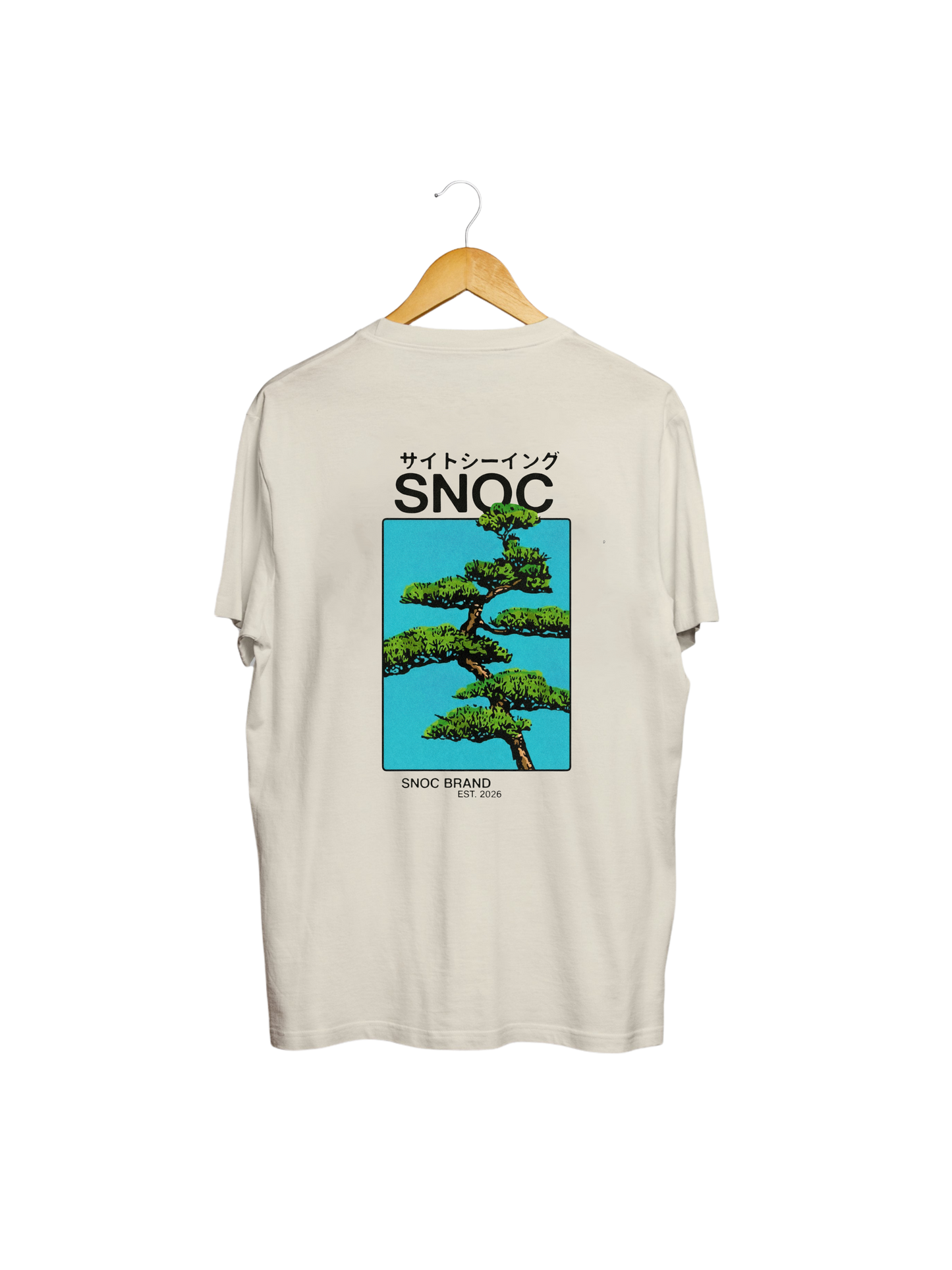 Camiseta Bonsai SNOC color arena, vista trasera con el arbol bonsai, fondo transparente
