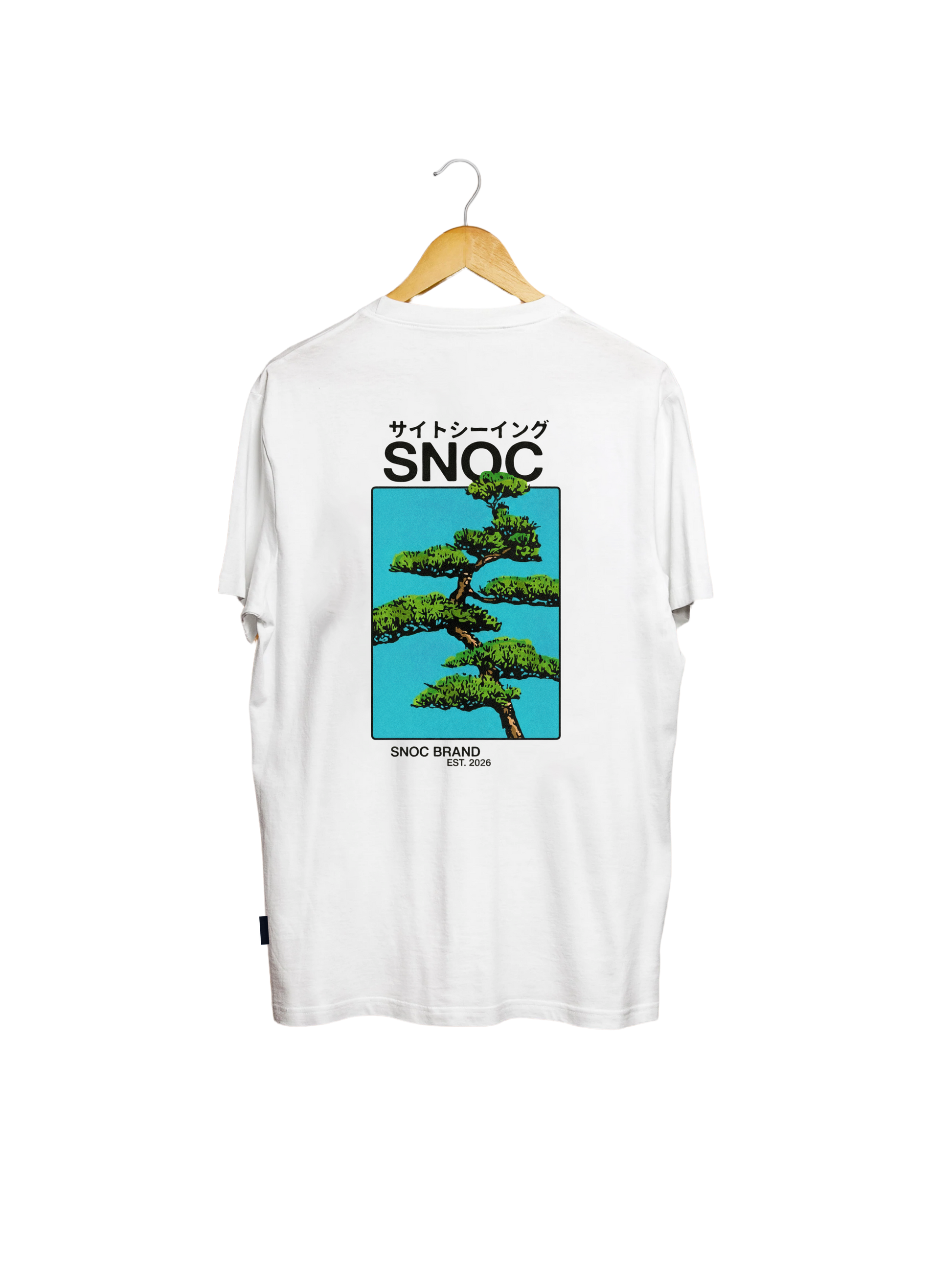 Camiseta Bonsai SNOC blanca, vista trasera con el arbol bonsai, fondo transparente