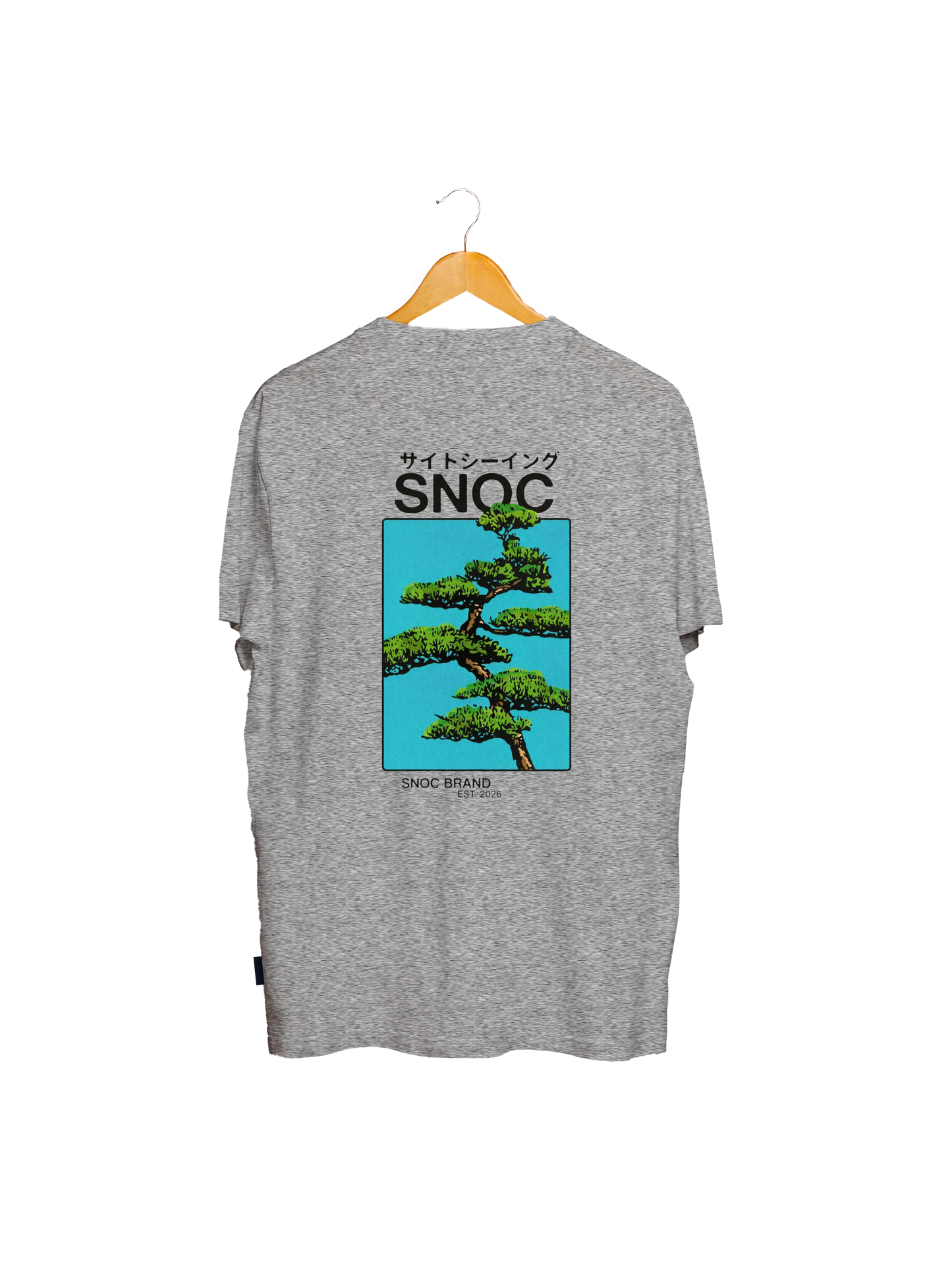 Camiseta Bonsai SNOC gris claro, vista trasera con el arbol bonsai, fondo transparente