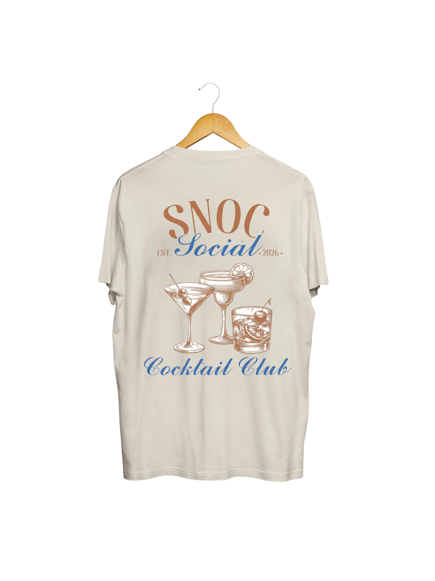 Camiseta Cocktail Club SNOC color Arena, vista trasera con el diseño Cocktail Club, fondo transparente