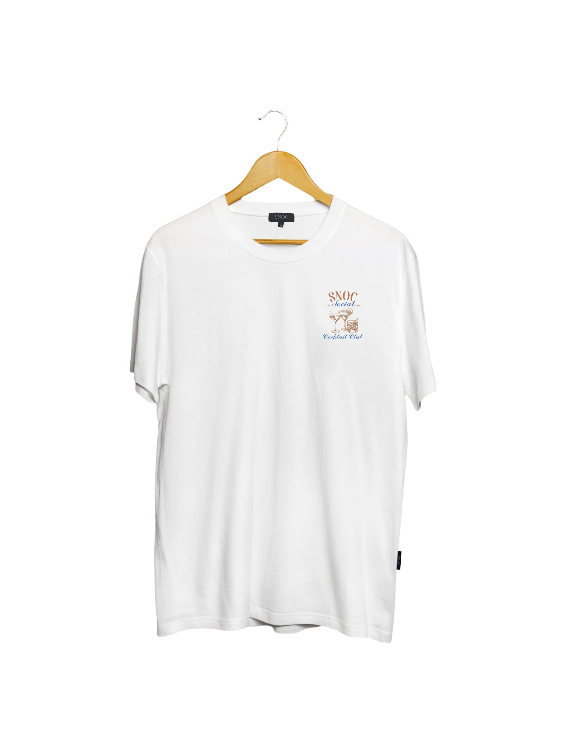 Camiseta Cocktail Club SNOC color Blanco, vista frontal con el bolsillo bordado, fondo transparente