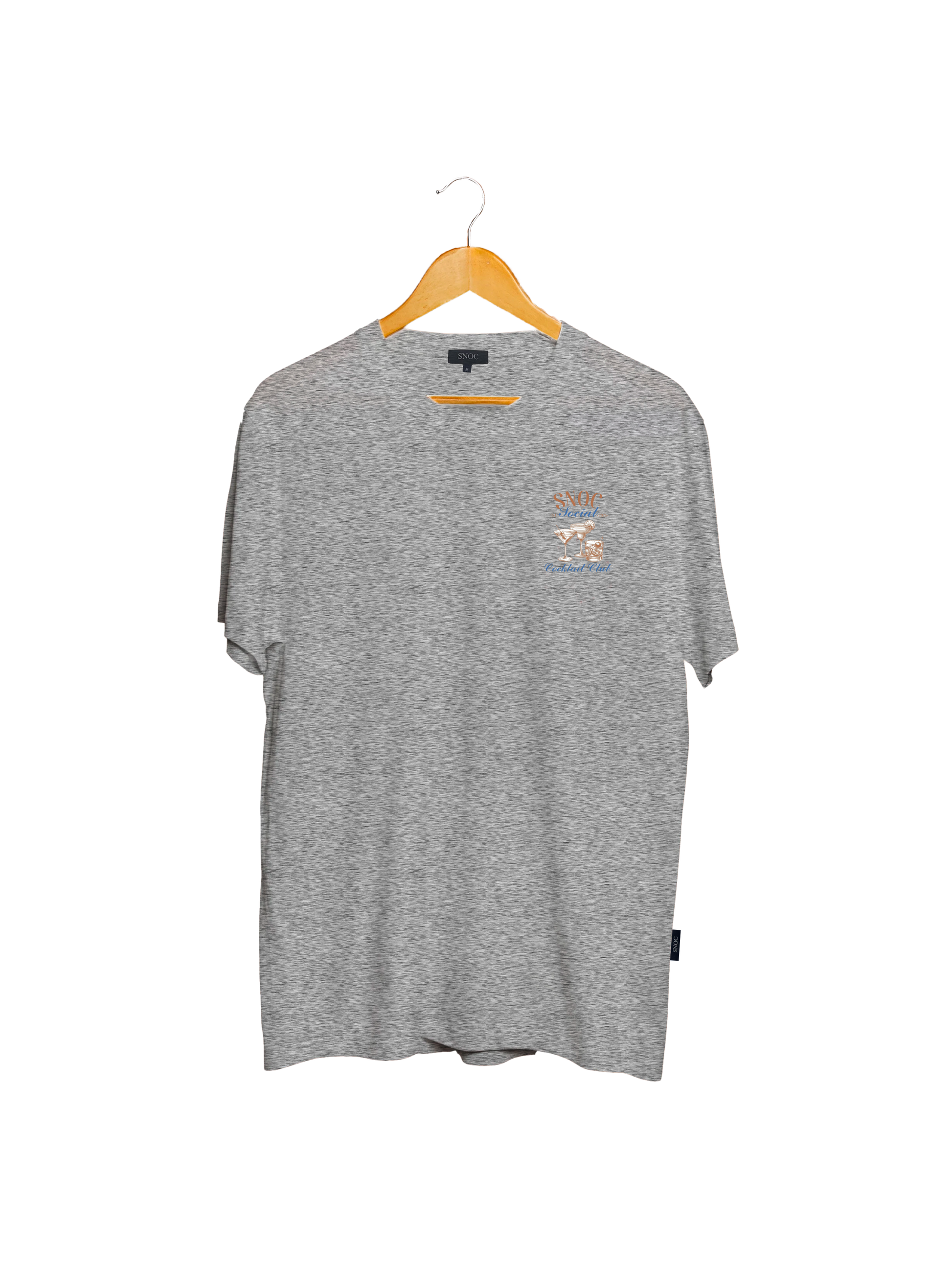 Camiseta Cocktail Club SNOC color Gris Claro, vista frontal con el bolsillo bordado, fondo transparente