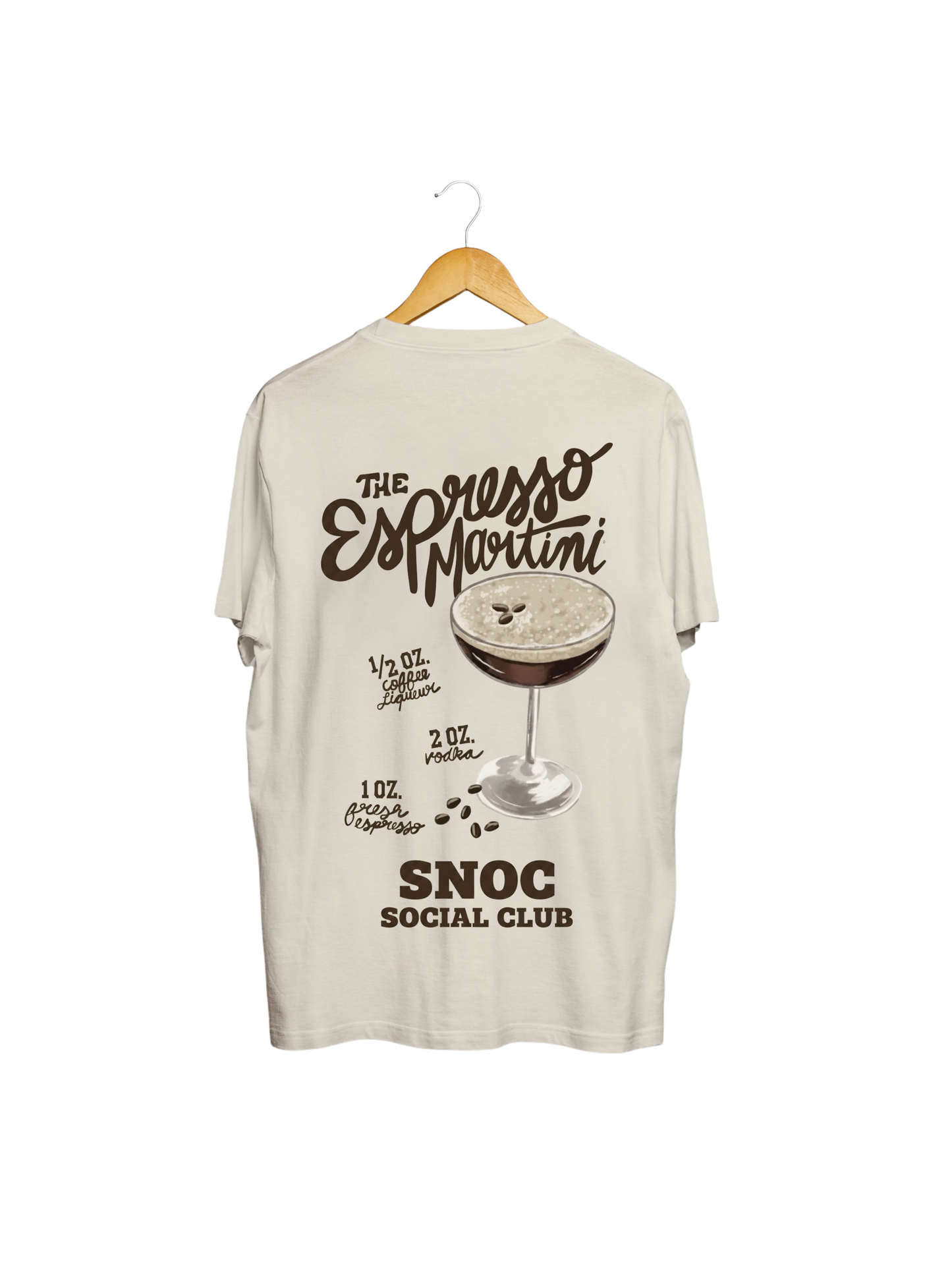 Camiseta Espresso Martini SNOC color arena, vista trasera con la receta del cóctel, fondo transparente